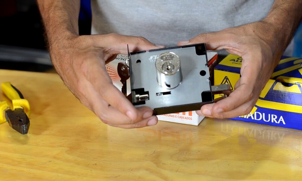 Conserto de fechadura tetra, troca de molas e lingueta: Chaveiro Parque Residencial Jundiaí